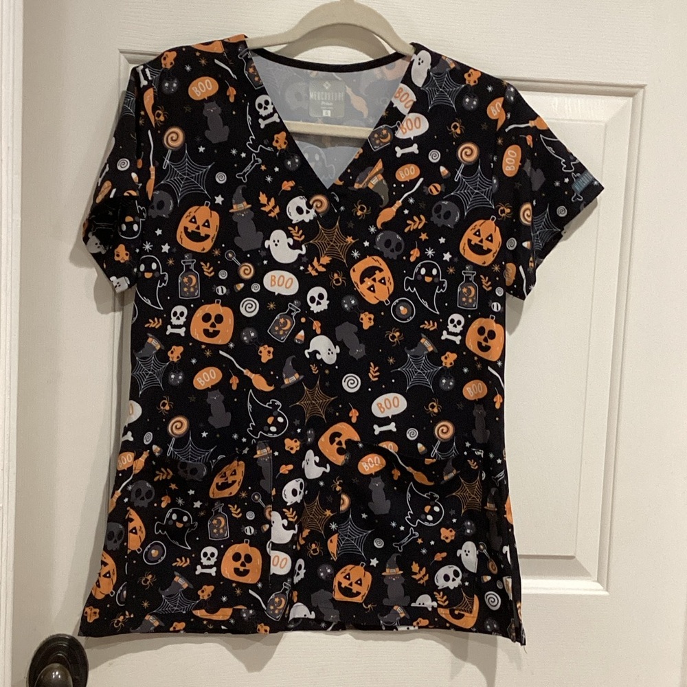 Halloween Print V-Neck Scrub Top in Black & Orange